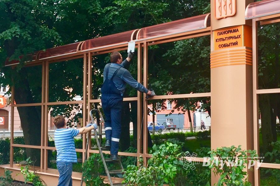 В Великих Луках продолжается монтаж «информационной доски» (ФОТО)