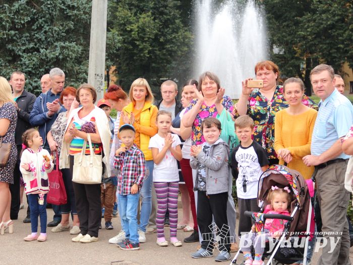 В Великих Луках проходит Международный фестиваль-конкурс среди мажореток и барабанщиц (ФОТО)