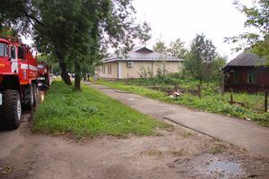 В Великих Луках пожарные тушат барак (ФОТО)