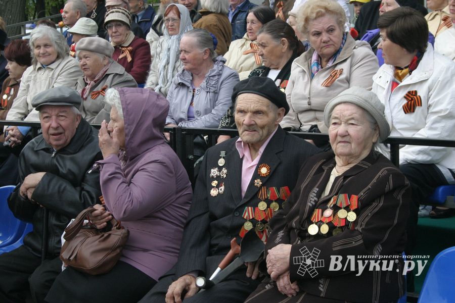 В Великих Луках прошел Военный парад