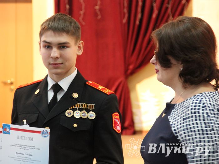 В Великих Луках наградили самых умных школьников
