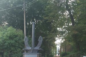 В центральном парке Великих Лук продолжаются ремонтные работы (фото)