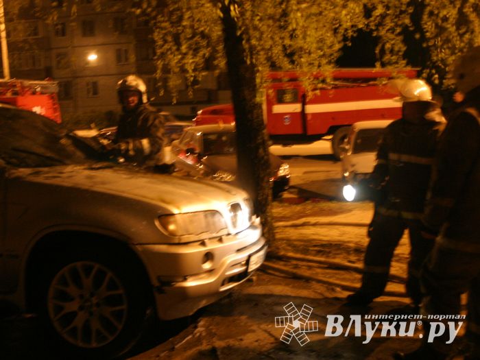 На Дружбе загорелся BMW