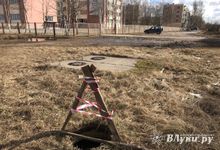 Великолучане обеспокоены появлением опасной дыры возле школы № 13 (ФОТО)