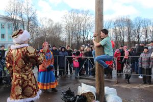 В Великих Луках широко отметили Масленицу (ФОТО)