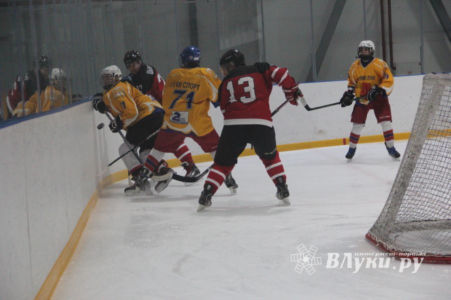 Хоккейные матчи чемпионатов города Великие Луки и Псковской области по хоккею прошли в СОК «Айсберг» (ФОТО)