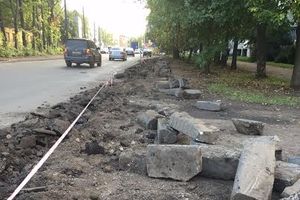 На ул. Дьяконова в Великих Луках продолжают устанавливать бордюрный камень (фото)