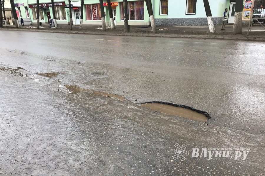 Великие Луки проваливаются в люки (ФОТО)