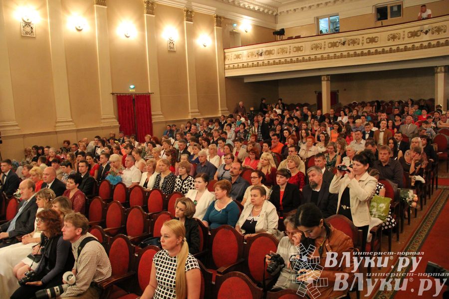 Вручение медалей выпускникам