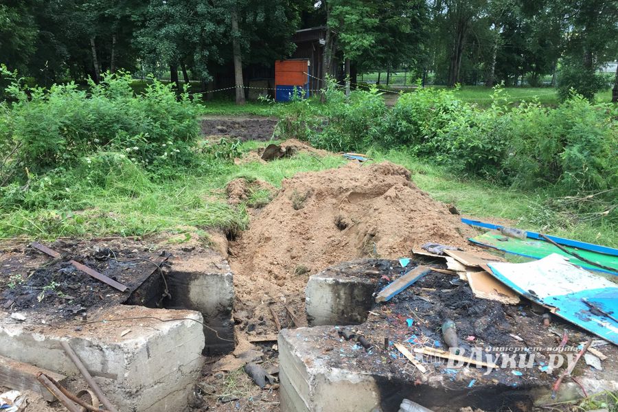 В Великих Луках убрали старое колесо обозрения (ФОТО)