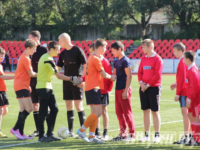 В Великих Луках стартовал открытый турнир по футболу
