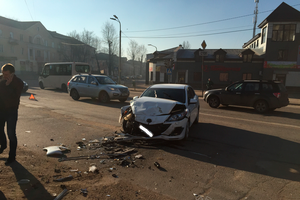 В Великих Луках столкнулись Мерседес и Мазда (фото)