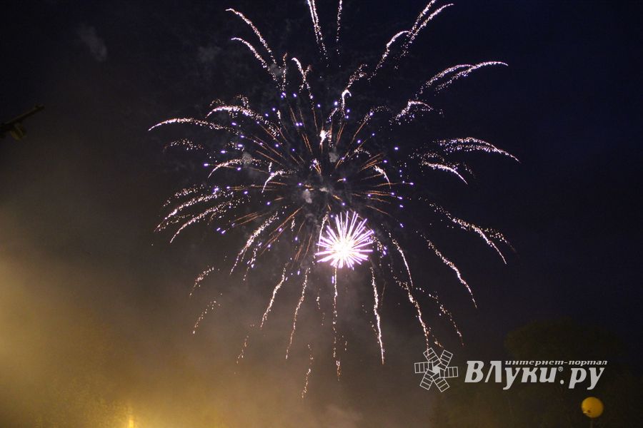 9 мая в Великих Луках. Шествие и салют