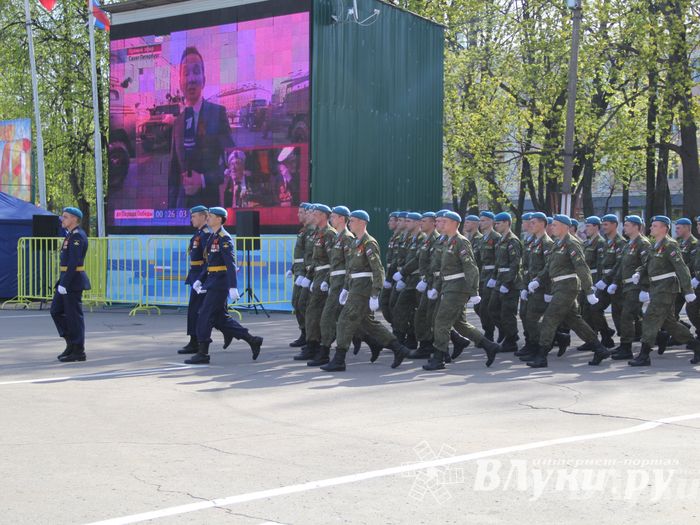 Парад Победы в Великих Луках (фото)