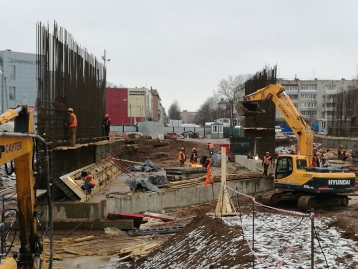 В Великих Луках устанавливают металлоконструкции пролетного строения путепровода (ФОТО)