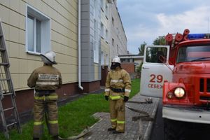 Себежские огнеборцы потушили условный пожар в кабинете районной поликлиники (фото)