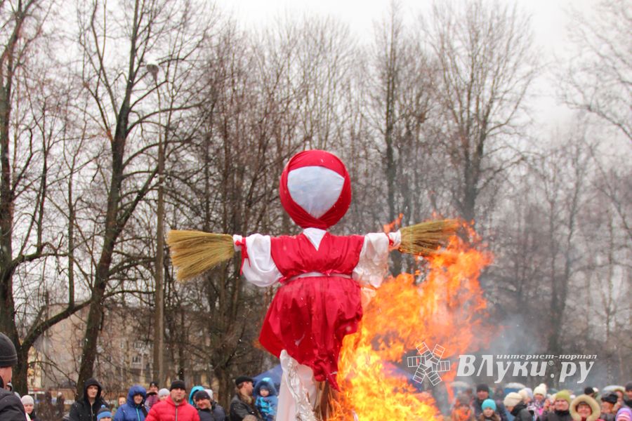 В Великих Луках сожгли Масленицу (фото)