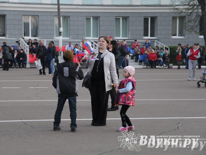 Праздничным концертом и салютом завершились празднования Дня Победы в Великих Луках (фото)