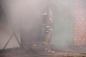 В Великих Луках на ул. Ползунова горит дом (ФОТО)