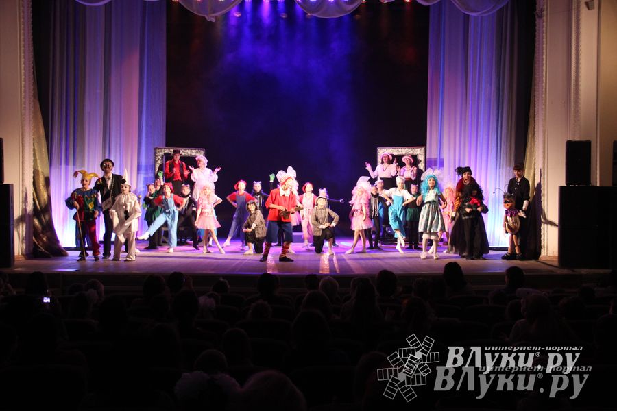 В городском ДК им. Ленина состоялась премьера музыкальной сказки «Буратино»