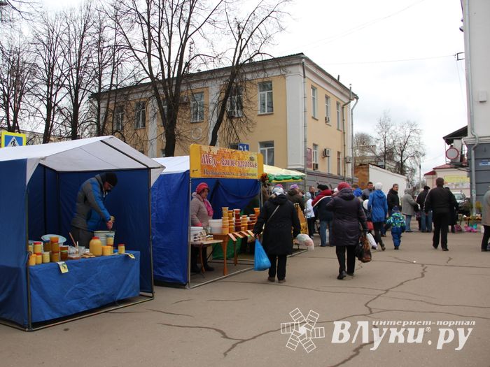 В Великих Луках проходит Весенняя ярмарка