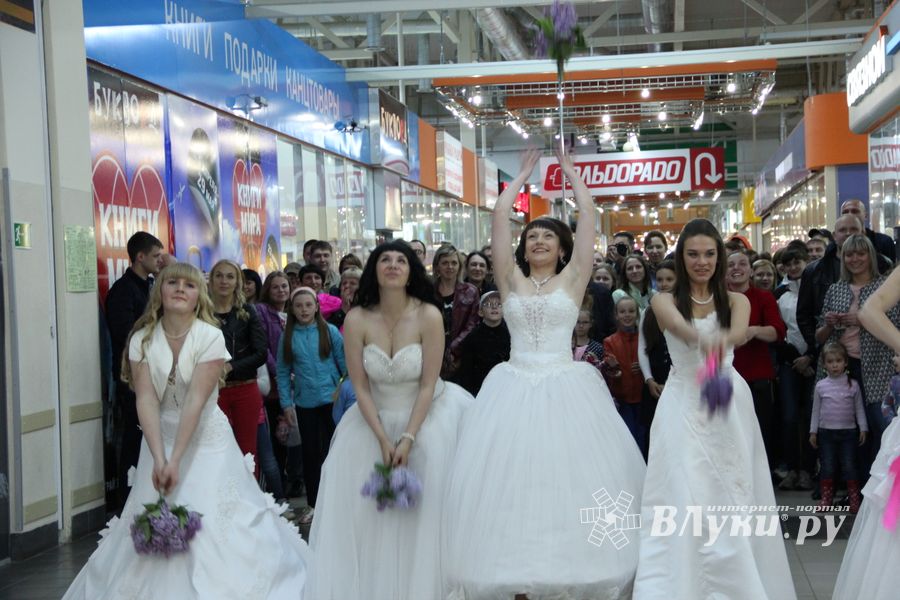 В Великих Луках бегали невесты (ФОТО)