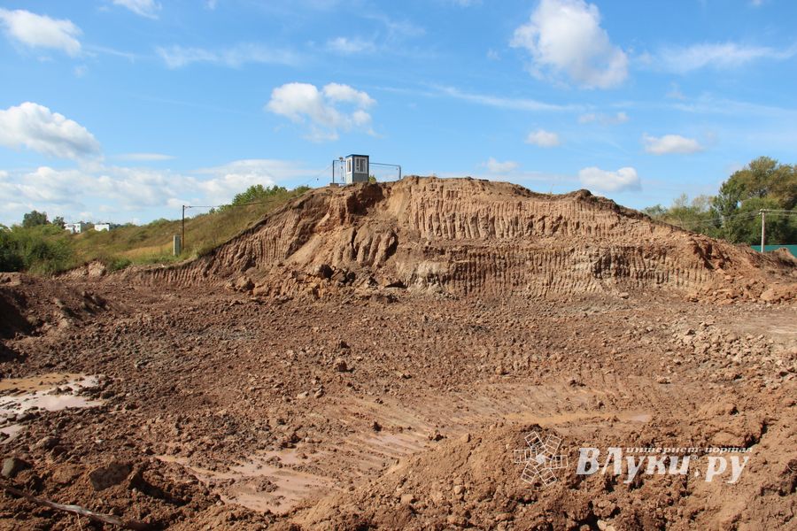  На месте строительства путепровода ведутся работы (фото)