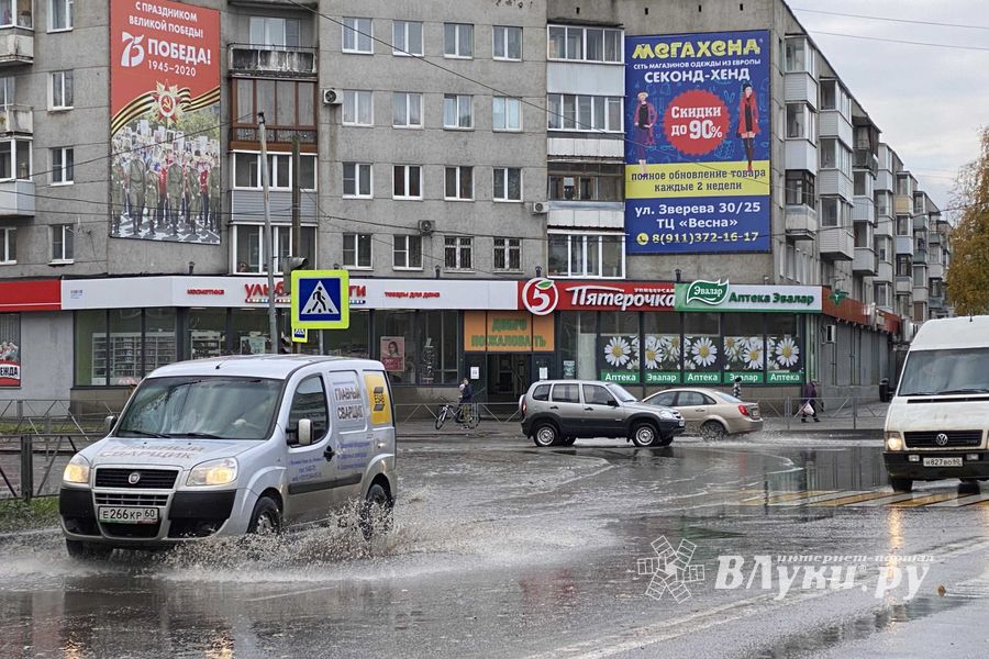 Великие лужи вновь заполнили Великие Луки (ФОТО)