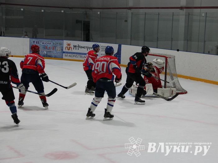 Памятный турнир по хоккею прошел в великолукском «Айсберге» (ФОТО)