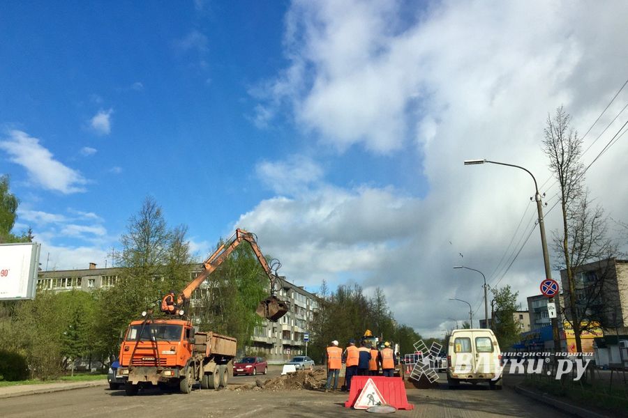 фотофакт: на пр-те Гагарина в Великих Луках продолжается ремонт 