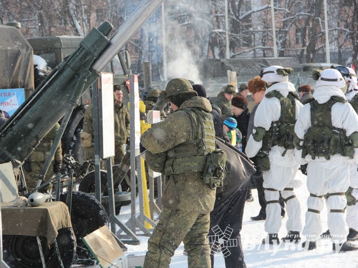 Великолучанам показывают армейскую технику и кормят кашей (6+) (ФОТО)