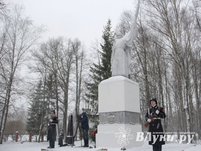 Великолучане возложили цветы на братском мемориальном захоронении (ФОТО)