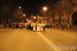 Крестным ходом встредили великолучане светлый праздник Пасхи