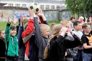 Ребята из пришкольных лагерей соревновались в «Весёлых стартах» (ФОТО)