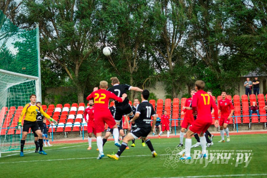 Матчи по футболу в рамках Первенства России проходят в Великих Луках (фото)