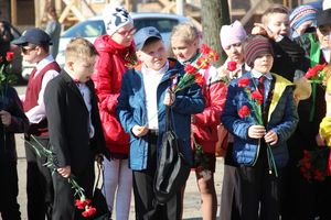 Ученики лицея №11 возложили цветы к могилам Братского кладбища (ФОТО)