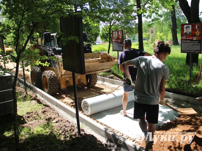 Идёт благоустройство Аллеи памяти 6-й роты в Великих Луках (ФОТО)