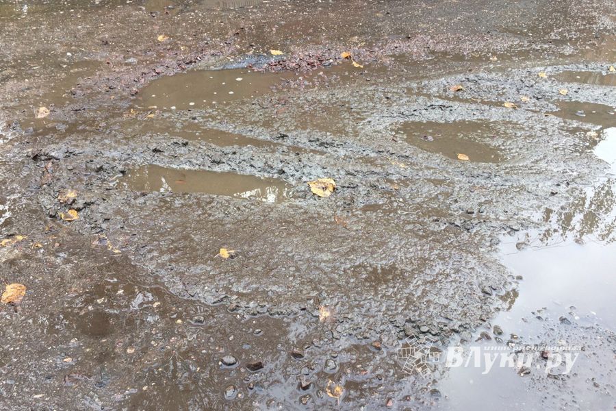 И в дождь, и в стужу бетон — на лужу (ФОТО)