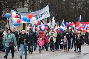 В Великих Луках прошло праздничное шествие (ФОТО)