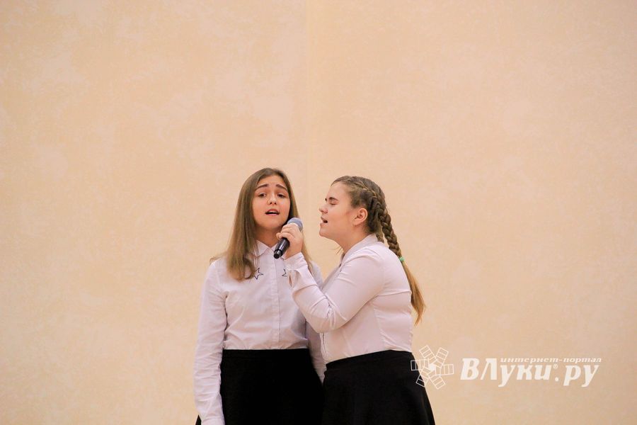 В Великих Луках поздравляют мам (ФОТО)