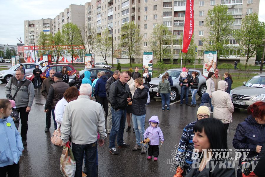 В Великих Луках прошла «Весенняя автоярмарка Великие Луки — 2015» (фото)