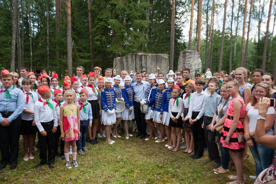 Турчак зажег партизанский костер и спел «Катюшу» вместе с ветеранами (фото)