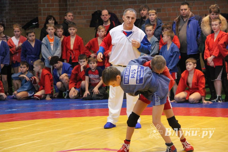 В Великих Луках проходит турнир самбистов (ФОТО)