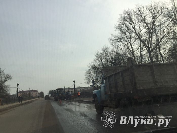 Центральный мост через Ловать в Великих Луках убирают от снега (ФОТО)