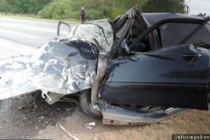 В Великолукском районе столкнулись легковушка и бензовоз (фото)