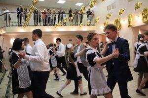 В Великих Луках прошли «Последние звонки» (ФОТО)