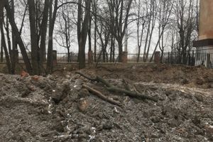 В Великих Луках приводят в порядок территорию Хирургического корпуса больницы (ФОТО)