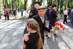 9 мая в Великих Луках. Шествие и салют