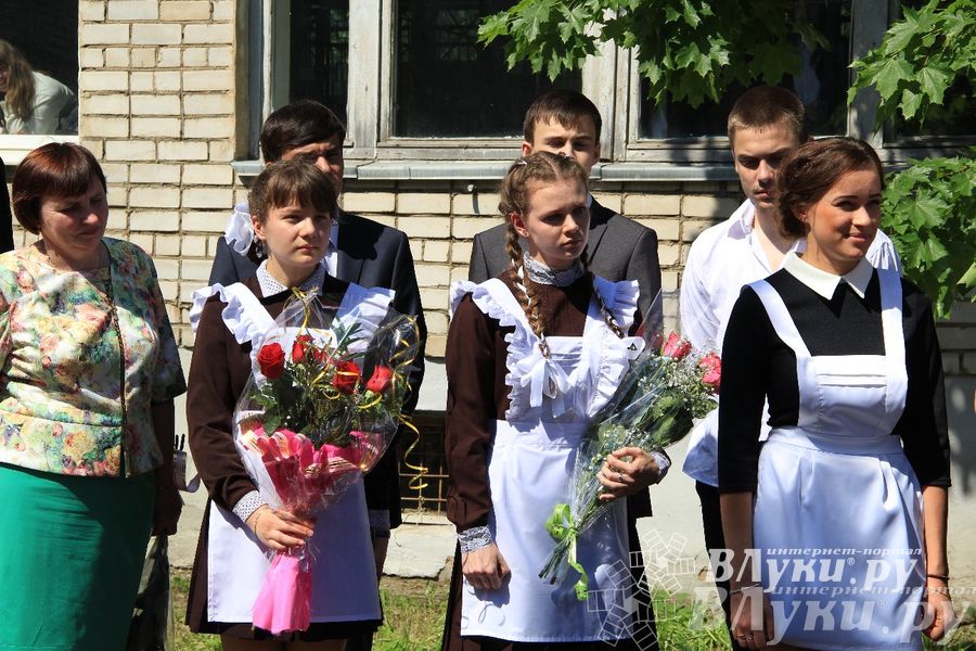 В Великих Луках прозвенели «Последние звонки»