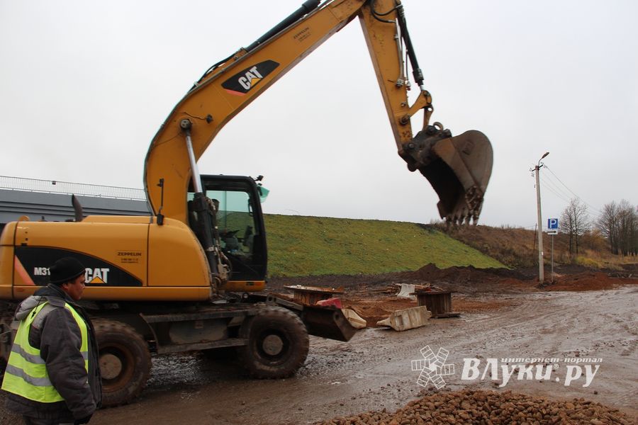 На строительстве путепровода грузовик чуть не ушел под землю